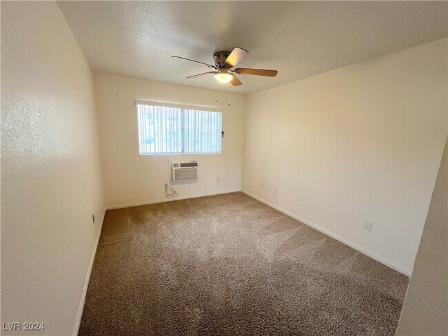 5358 S Swenson St in Las Vegas, NV - Building Photo - Building Photo