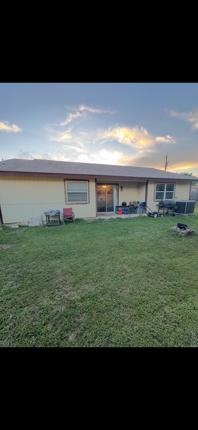 2111 Creekwood Dr in Killeen, TX - Foto de edificio - Building Photo