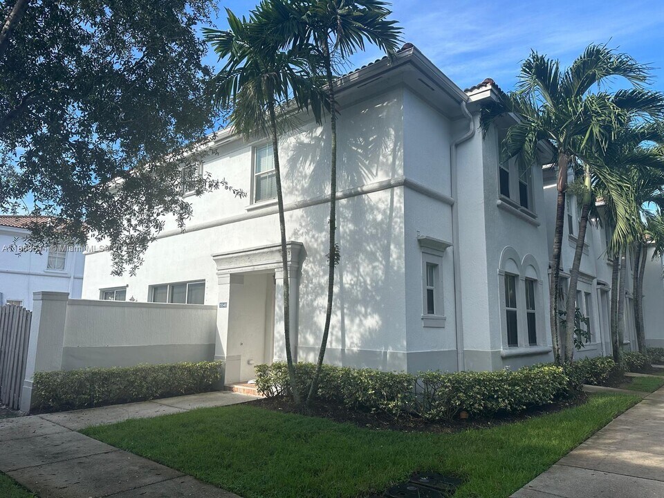 15548 SW 39th St in Miramar, FL - Building Photo
