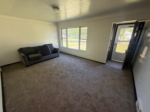 10761 Barrington Blvd in Parma Heights, OH - Foto de edificio - Building Photo