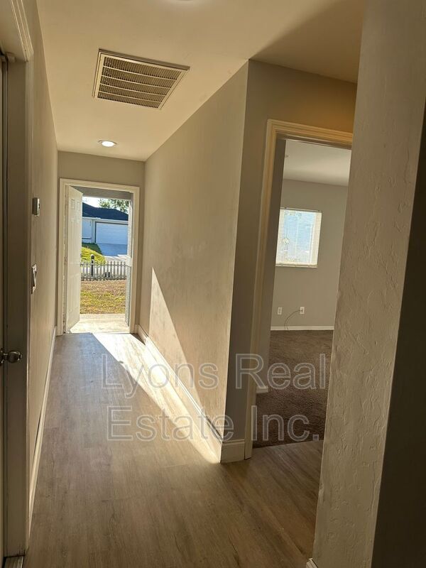 2438 Joe Ave S in Lehigh Acres, FL - Foto de edificio - Building Photo