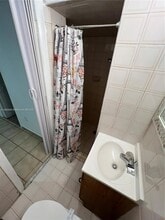 200 W 53rd Terrace in Hialeah, FL - Foto de edificio - Building Photo