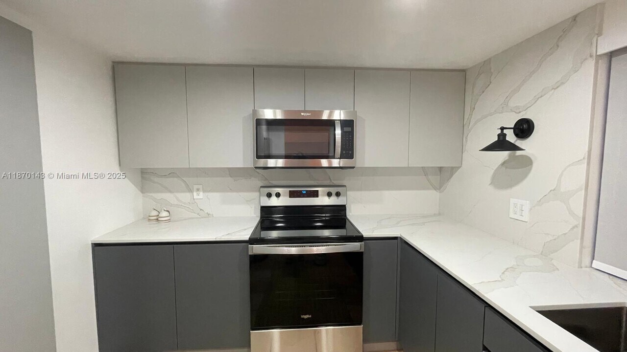 15210 SW 48th Terrace in Miami, FL - Building Photo