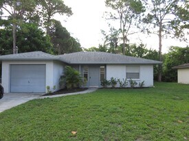 2153 McIntosh Rd in Sarasota, FL - Building Photo