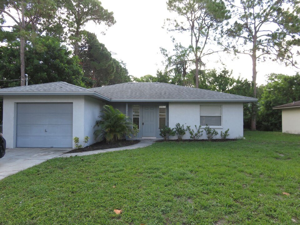 2153 McIntosh Rd in Sarasota, FL - Building Photo