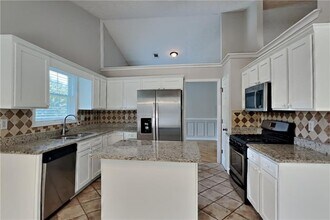 1325 Cedar Oak Ln in Lawrenceville, GA - Foto de edificio - Building Photo