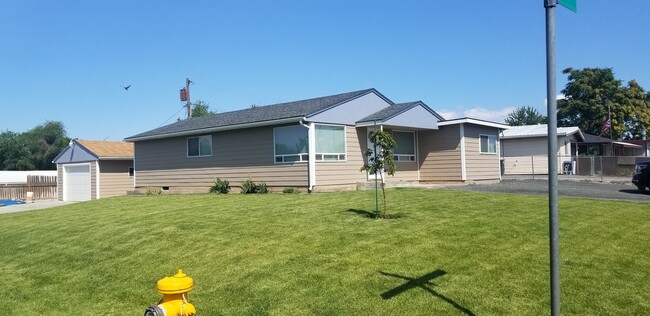 506 N Washington St in Moses Lake, WA - Foto de edificio - Building Photo