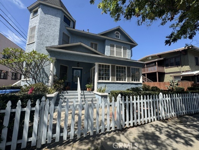 property at 321 W 6th St