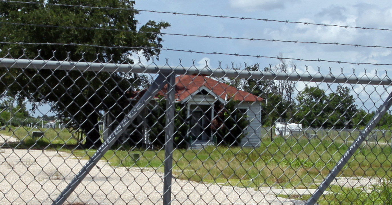 7681 Chef Menteur Hwy in New Orleans, LA - Foto de edificio