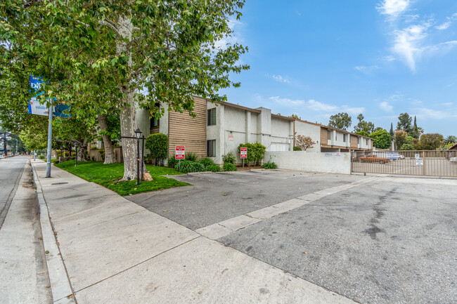 Valley Oaks I in Van Nuys, CA - Building Photo - Building Photo