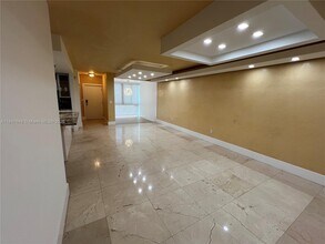 840 NE 199th St in Miami, FL - Building Photo - Building Photo