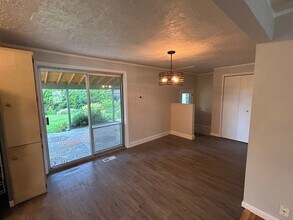 16810 NE Couch Ct in Portland, OR - Building Photo - Building Photo