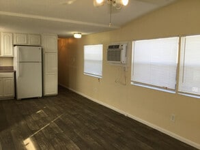 24 Roberta St in Stock Island, FL - Building Photo - Building Photo