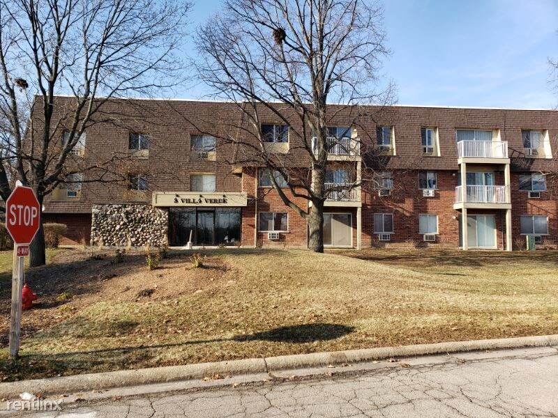 1 Villa Verde Dr in Buffalo Grove, IL - Building Photo