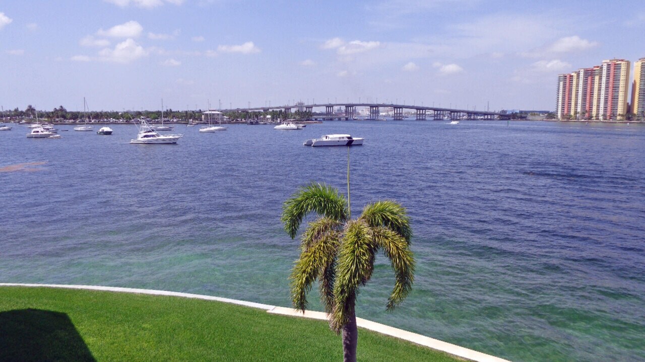 1025 Sugar Sands Blvd in Riviera Beach, FL - Building Photo