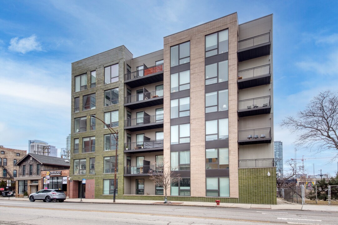 840 W Grand Ave, Unit 302 in Chicago, IL - Building Photo