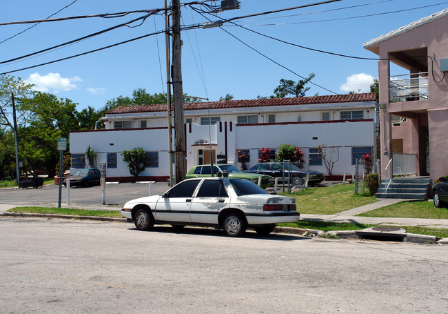 498 NE 78th St in Miami, FL - Foto de edificio - Building Photo