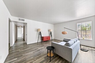 361 N Post Oak Ln in Houston, TX - Building Photo - Building Photo