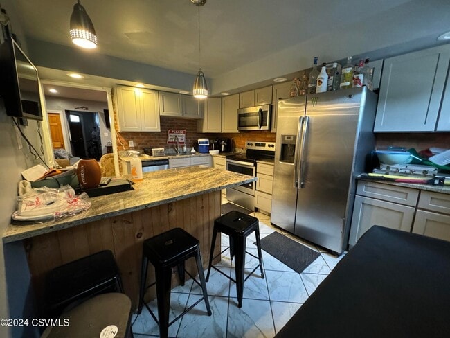 13 E 3rd St, Unit Room 1 in Bloomsburg, PA - Foto de edificio - Building Photo