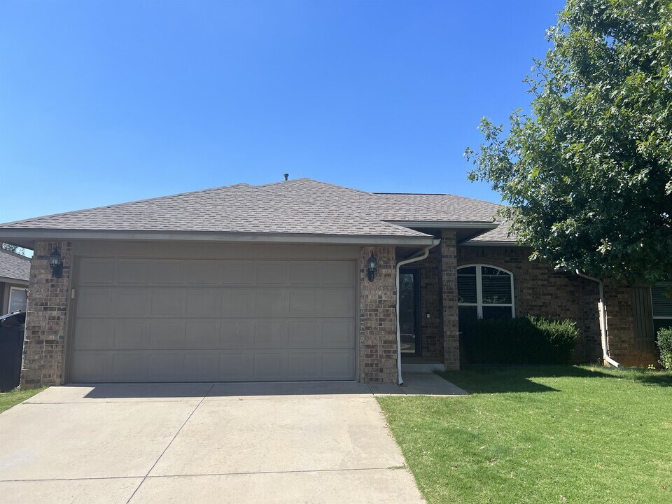 901 Greenfield Ave in Yukon, OK - Building Photo
