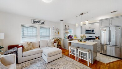 111 W 8th St, Unit D in Boston, MA - Building Photo - Building Photo