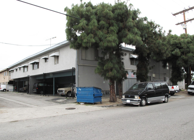 13100 Victory Blvd in Van Nuys, CA - Foto de edificio - Building Photo