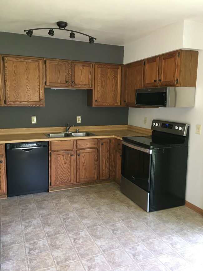 402 Manchester Ln, Unit 402 in Hartland, WI - Building Photo - Building Photo