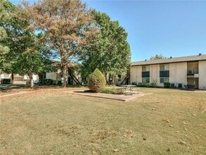 1713 E Lindsey St, Unit 4 in Norman, OK - Building Photo - Building Photo