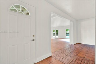 15831 Palmetto Club Dr in Miami, FL - Building Photo - Building Photo