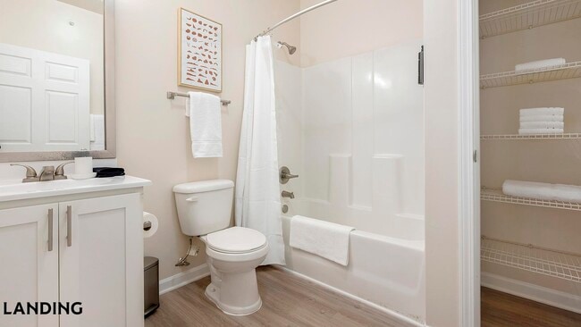 9015 Kings Grant Dr, Unit 8303-304 in Charlotte, NC - Building Photo - Building Photo