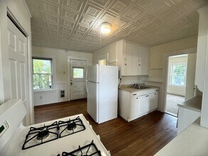 4 Central St-Unit -2nd Floor in Derry, NH - Building Photo - Building Photo