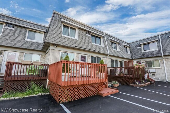 118 Ladd Rd in Walled Lake, MI - Building Photo - Building Photo