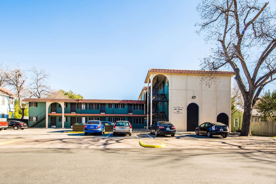 Los Arcos Apartments - Hyde Park in Austin, TX - Building Photo