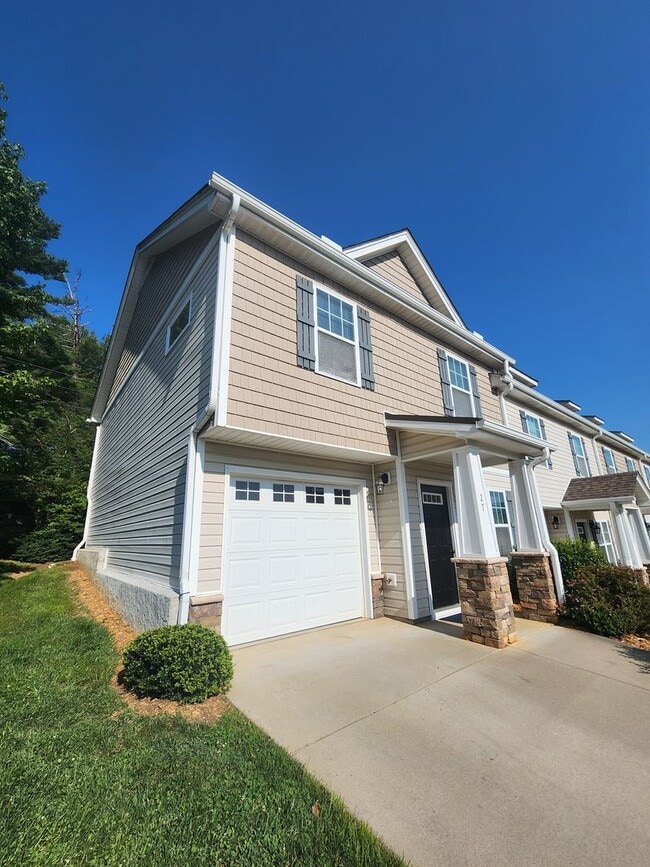 27 Barnett Shoals Dr in Weaverville, NC - Building Photo - Building Photo