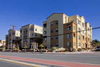 The Granada On Hardy in San Diego, CA - Foto de edificio - Building Photo