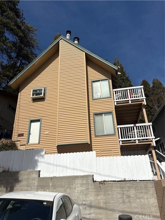 24166 Zurich Dr in Crestline, CA - Building Photo