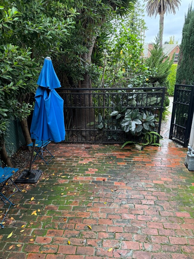 532 S Irving Blvd in Los Angeles, CA - Foto de edificio - Building Photo