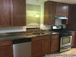 64 Louis Prang St, Unit 1 in Boston, MA - Foto de edificio - Building Photo