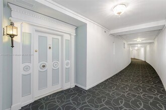 5255 Collins Ave in Miami, FL - Foto de edificio - Building Photo
