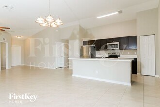 1751 SW Angelo St in Port St. Lucie, FL - Foto de edificio - Building Photo