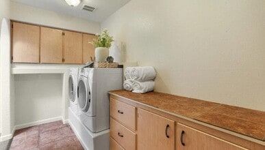 15602 N 56th Pl in Scottsdale, AZ - Foto de edificio - Building Photo