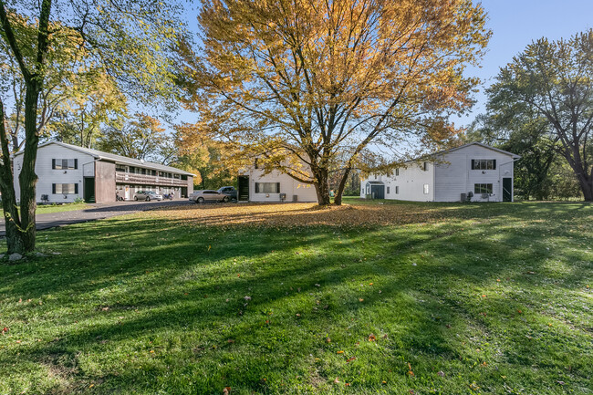 Silver Maple Village Apartments in Holt, MI - Foto de edificio - Building Photo