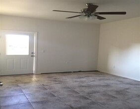 2615 N Louisiana Ave in Laredo, TX - Building Photo - Interior Photo