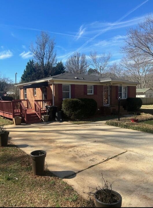 102 Greentree Dr in Mount Holly, NC - Foto de edificio