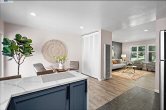 810 Oak Grove Rd in Concord, CA - Foto de edificio - Building Photo