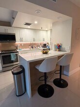 17890 W Dixie Hwy in North Miami Beach, FL - Foto de edificio - Building Photo