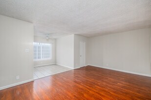 19248 Bryant St in Northridge, CA - Building Photo