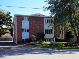 Geneva Gardens in St Catharines, ON - Building Photo