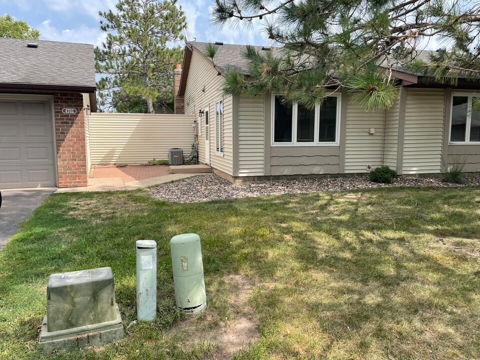 4702 Markham Pt in Eagan, MN - Foto de edificio