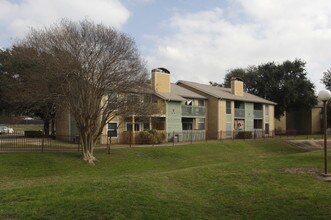 Bridge at Sterling Village in Austin, TX - Foto de edificio - Building Photo